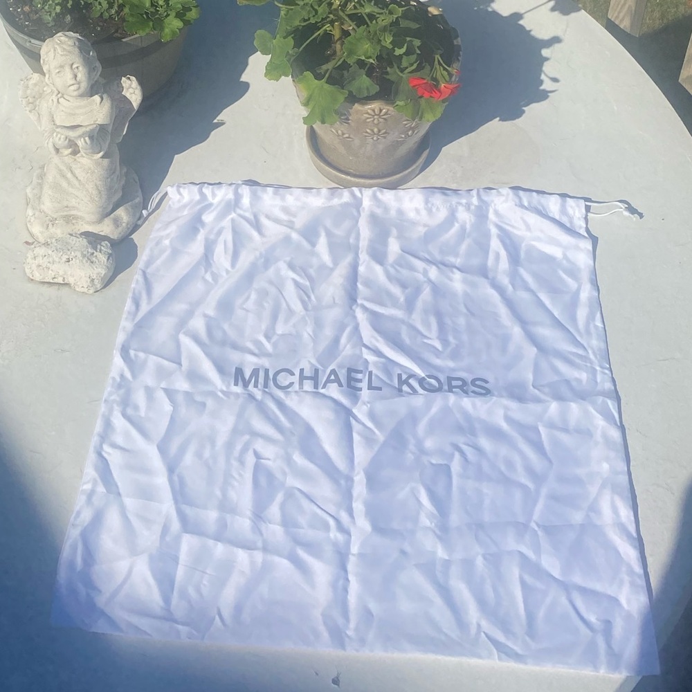 ☀️SALE
Michael Kors White Dust Bag
